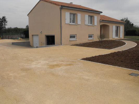 Cour et allées en béton désactivé.