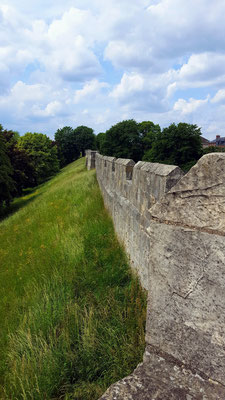 Auf der 5 Kilometer langen Stadtmauer von York kann man zufuß die Stadt umrunden.