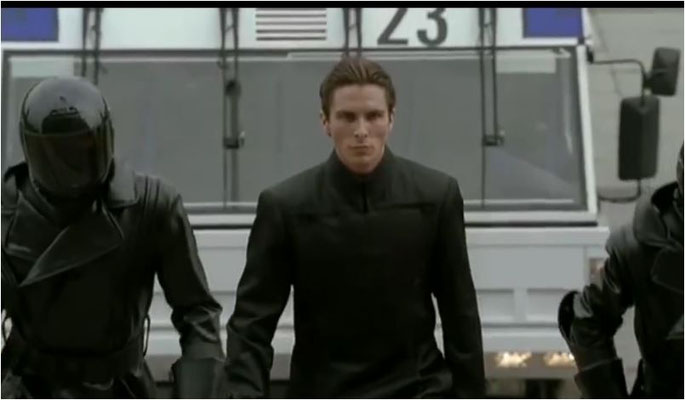 Christian Bale ist der ideale Kleriker, seine Mimik ist kalt und gefühlsarm