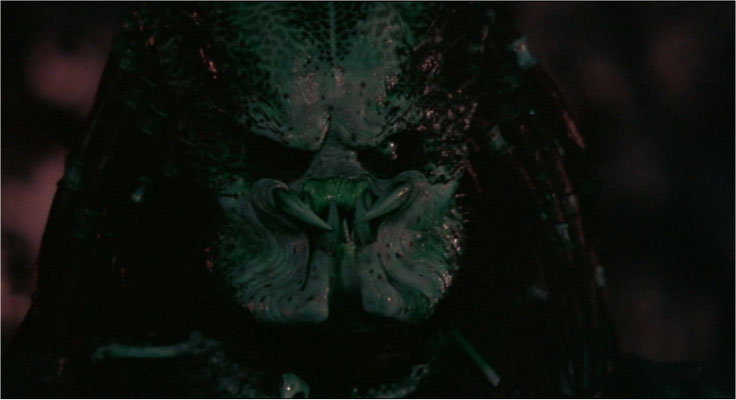 nachdem 2oth Century Fox bereits 750000 Dollar für einen völlig unbrauchbaren Predator ausgegeben hatte, wurde Maskenbildnerlegende Stan Winston mit der Herstellung der Maske beauftragt