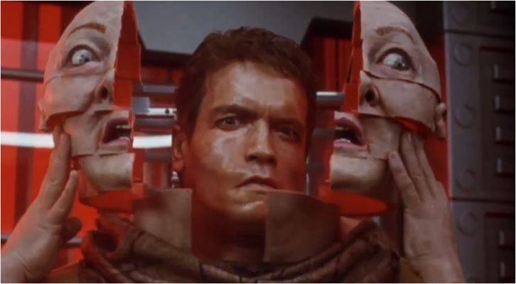 eine der vielleicht bekanntesten Szenen des Films ist die Verwandlung der alten Frau in Arnie, in der Verhoeven seinen Humor voll auspielt