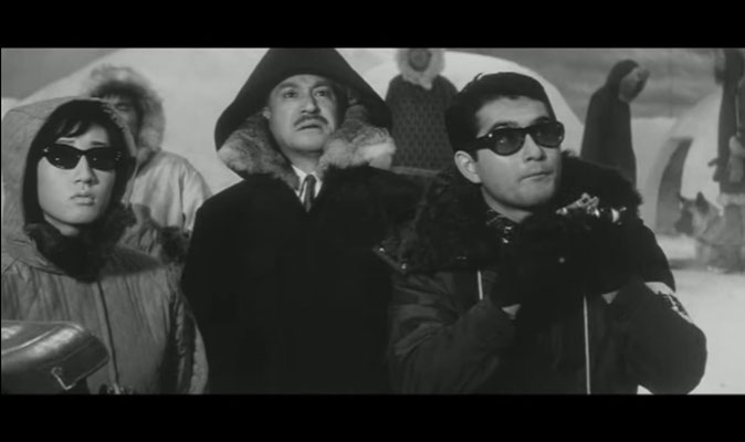 der Arktisforscher Dr. Hidaka [Eiji Funakoshi] und sein Team beobachten in der Arktis, wie Gamera zum Leben erwacht