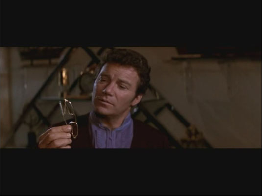 Shatner zeigt uns einen allmählich alternden Kirk, der noch lange nicht zum alten Eisen gehören möchte)