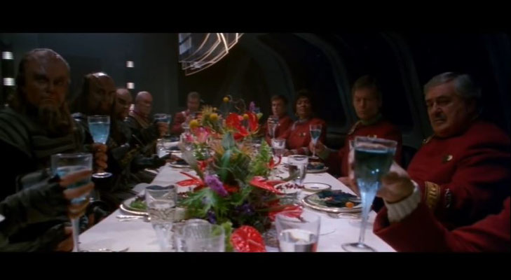 das Klingon-Föderationsdinner gehört eindeutig zu den witzigen Szenen des Films