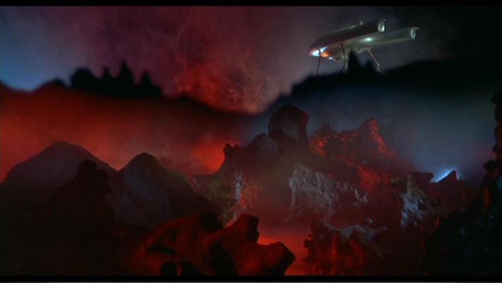 Feurige Rot- Erd- und Balutöne dominieren das Bild und sorgen für eine schaurig-schöne Atmosphäre, die hervorragend zum Film passt
