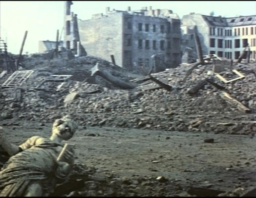 ohne dabei allzu drastisch vorzugehen, zeichnet der Film ein möglichst realistisches Bild der Zerstörung und somit eine Kakophonie des Grauens