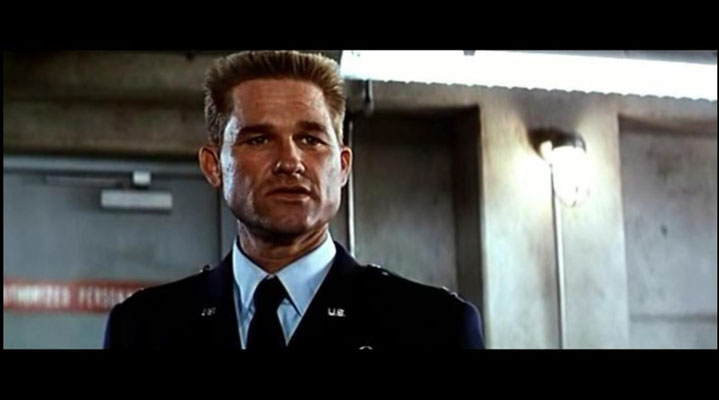 Kurt Russel in seiner Paraderolle: als mimik- und dialogarmer, dafür aber körperbetonter Soldat