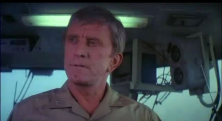 Kirk Douglas spielt seine Rolle als Captain Yelland gewohnt routiniert