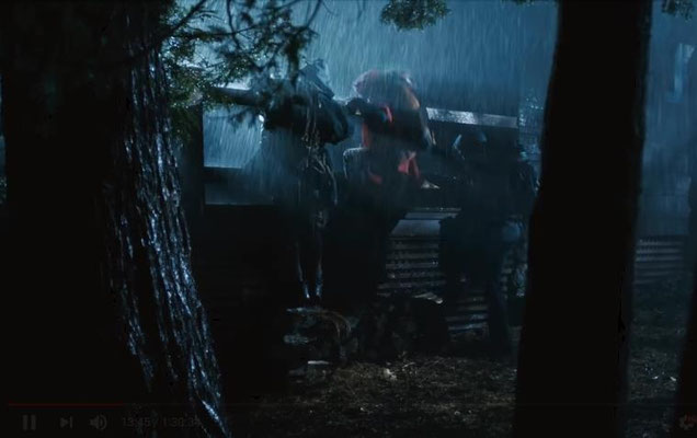 in Recreator begegnen uns bekannte Versatzstücke des Teenie-Horror-Movies: hier: unsere drei Helden versuchen sich bei Nacht, im strömenden Regen, in ein einsames Anwesen zu flüchten