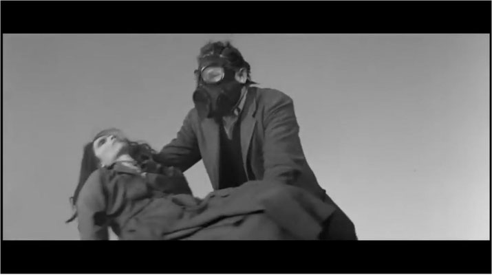 Vincent Price als Robert Morgan bei der Verrichtung seines brutalen Alltags: um die Wiederauferstehung der Infizierten zu verhindern, verbrennt er sie in einer riesigen Grube
