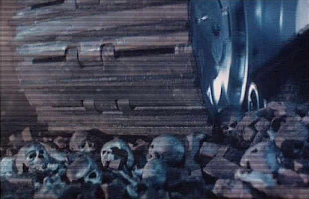 eine der wenigen Szenen, die in der Zukunft angesiedelt sind: Milliarden Menschen sind von Skynet ausgelöscht worden