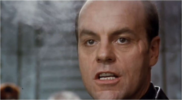 Michael Ironside, bekannt aus Star Ship Troopers und DSV Seaquest 2032 übernahm wieder einmal seine Paraderolle als Bösewicht