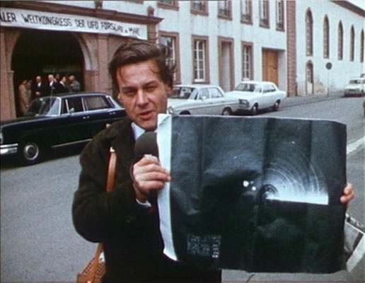 der Reporter Will Will Roczinski stößt während eines Ufologen-Kongresses auf eine unglaubliche Geschichte, auf dessen Spuren er sich begibt. Der Kongross hat tatsächlich 1967 in Mainz stattgefunde, wobei Erler die Texttafeln für seinen Film verwendete