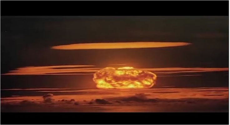 in den 70er Jahren war der Kalte Krieg auf dem Höhepunkt, die Angst vor einem Atomkrieg allgegenwärtig. Das wurde in Filmen wie Straße der Verdammnis gerne mit drastischen, doch zugleich auch schönen Bildern wie diesen dargestellt