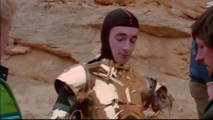 Anthony Daniels in seinem C3PO Kostüm in Tunesien 1976, aus Empire of Dreams – The Story of the Star Wars Trilogie