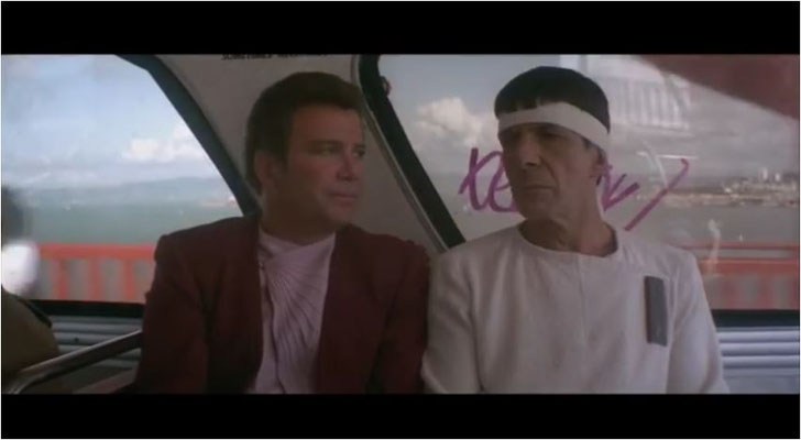 Leonard Nimoy führte nicht nur Regie, wie William Shatner auch zeigte sich das Allroundtalent in bester Spielfreude, hier kurz vor der Anwendung des vulkanischen Nackengriffs bei einem Punk