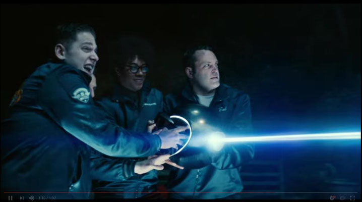 was den Film von anderen seiner Art absetzt, ist sein verhältnismäßig hoher Härtegrad. Hier wird gerade eine Kuh mit einer zuvor entdeckten Alienwaffe pulverisiert