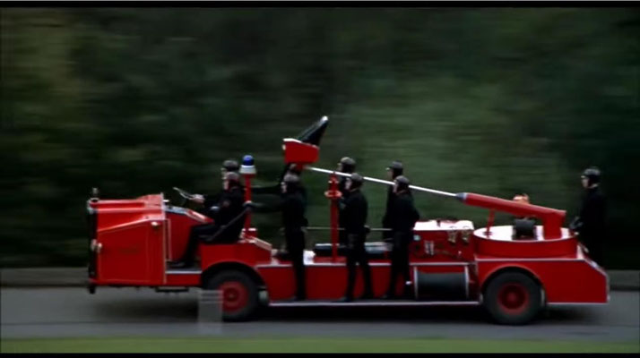 statt futuristischem Design entschied sich Francois Truffaut Remineszenen an das frühe 20. Jahrhundert. Hier: das Einsatzfahrzeug der Fahrenheit 451- Truppe