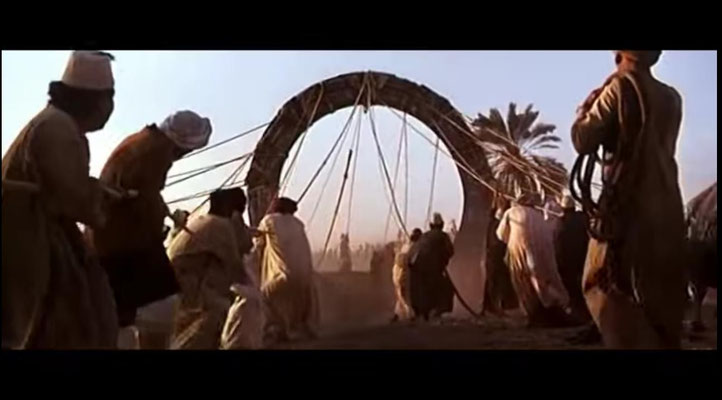 Als Aufhänger für den Plot nahm Roland Emmerich die Theorien Erich von Dänikens, der überzeugt davon ist, dass "Götter aus dem All" die Erde einst besuchten und einst von den Sternen zurückkehren würden
