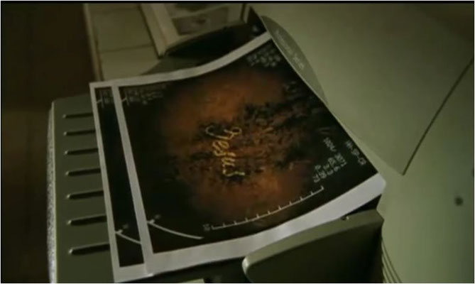 das Deckblatt der Bedienungsanleitung ist beschrieben und enthält das Wort Jesus, von hier an entspinnt sich eine actionreiche Verfolgunsjagd durch Israel