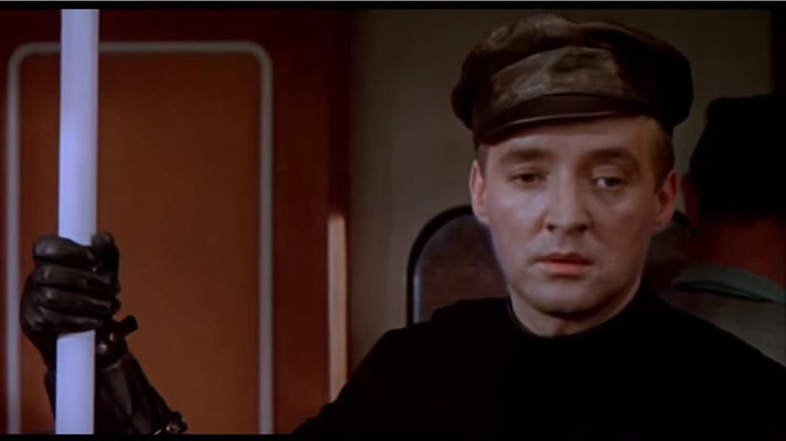 Der Feuerwehrmann Montag, gespielt vom fantastischern Oskar Werner, auf dem Weg zu einer Arbeit, die ihn bald mehr verändern wird, als er je zu ahnen wagt