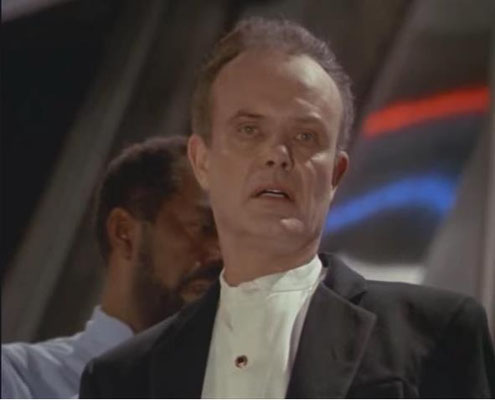 Kurtwood Smith als Gefängnisdirektor Poe