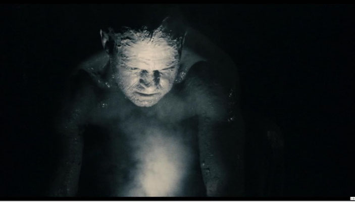 die Ausgangssituation des Films gleicht der in einem Survivial-Horror Computerspiel. Ein halb nackter Mann erwacht ohne Erinnerung in einer kalten, dunklen Höhle