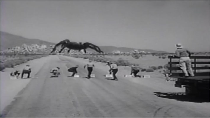 um eindrücktliche Bilder wie diese zu erzeugen, ließ man eine Tarantel durch eine Miniaturlandschaft stapfen. Mittels perspektivischer Tricks und Projektion entstand so der Eindruck eines berghohen Monsters
