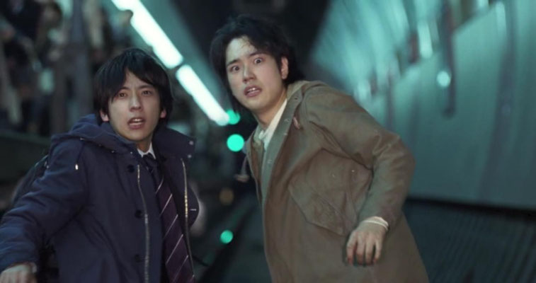 Kei Kurono und sein Freund Masaro Katu sehen einer herannahenden U-Bahn entgegen. Was wie ein Urban Fantasy- oder Mysteryfilm beginnt, entpuppt sich im weiteren Verlauf als eine interessante Science Fiction Idee