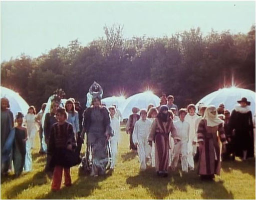 Schon in den 70er Jahren hatten die Fernsehmacher in Deutschland offenbar verstanden, dass die SciFi gerade auch für Kinder ein guter Aufhänger ist, um auch ernstere Themen spielerisch zu verpacken. In Das verbotene Spiel gelang dies sehr gut