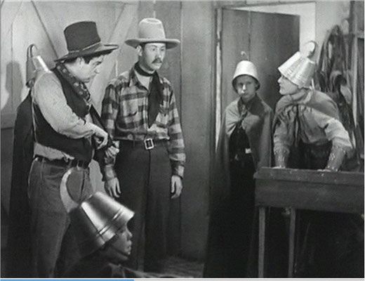 es sind tatsächlich Blecheimer, was diese Kinder auf dem Kopf tragen. Hier eine Szene mit Frankie Darro, am Tisch, und dem aus dem Slapstick bekannten Smiley Burnett, links