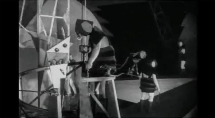 berühmt wurde der Film aber für seine Science Fiction Elemente, vor allem die Kostüme und ungewöhnlichen Sets