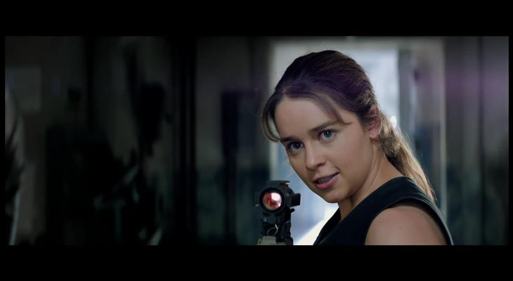 Emilia Clarke hat nicht nur typmäßig eine gewisse Ähnlichkeit mit Linda Hamil, der ersten Sarah Connor. Sie passt auch als Schauspielerin hervorragend in diese Rolle und gewinnt ihr neue Facetten ab