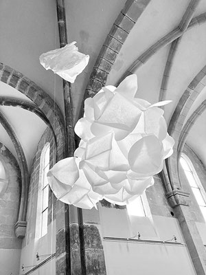 Variation nuageuse, sculpture papier et aphorisme 