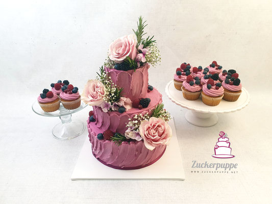 Frische Blumen und Rosmarin, passend zur Deko mit Crememuster auf der Torte und passende Cupcakes zur Hochzeit von Kim und Elias