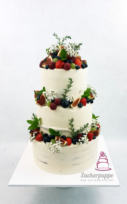 Semi-Naked-Cake mit Frischen Beeren, Feigen, Trauben, Rosmarin, Minze und Schleierkraut zur Hochzeit von Lisa und Eric
