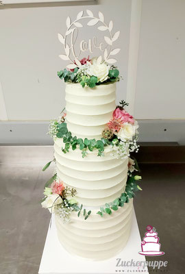 Buttercremelinien und Eucalyptus mit den passenden Blumen zur Hochzeit von Livia und Alex