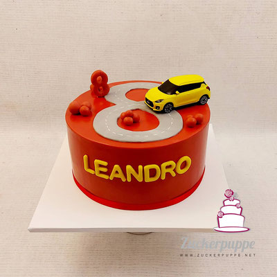 Eine rote Torte mit einem Gottiauto (Suzuki Swift) zum 8. Geburtstag von meinem Göttibub Leandro