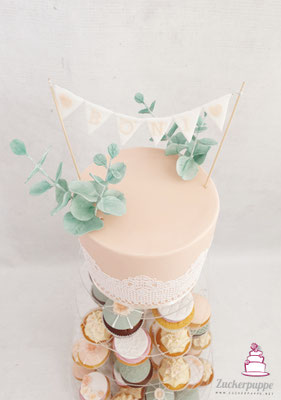 Cupcaketower in Lachs, Eucalyptus und Weiss zur Hochzeit von Angela und Manuel