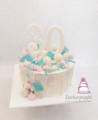 Dripcake in Rosa und Babyblau zum 30. Geburtstag von Floria, mit diesem Törtchen hat sie ihrer Familie verraten, dass das Baby ein Junge wird - beim Anschneiden der Torte sind blaue M&Ms und Smarties rausgekullert 