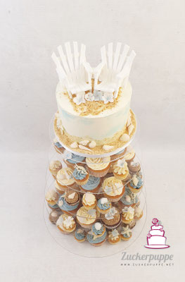 Cupcake-Tower zum Thema Strand, Sand und Meer mit Strandstuhltopper als Brautpaar zur Hochzeit von Angela und Joel