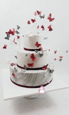 Unzählige Schmetterlinge in Weiss, Grau und Bordeaux zur Hochzeit von Janine und Olivier