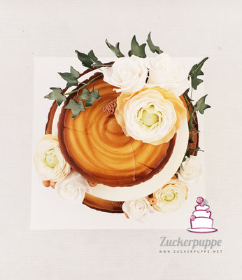 BaumstammTorte mit handmodellierten Efeuranken und Rosen und Ranunkeln aus Zucker zur Hochzeit von Corinna und Lukas