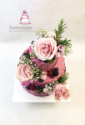 Frische Blumen und Rosmarin, passend zur Deko mit Crememuster auf der Torte und passende Cupcakes zur Hochzeit von Kim und Elias