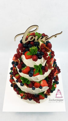 Verspieltes Buttercrememuster mit Frischen Beeren, Feigen und Minze zur Hochzeit von Katia und André