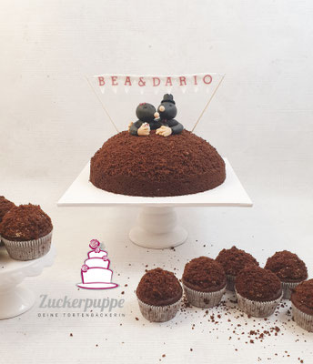 Maulwurftorte und Cupcakes mit handmodelliertem Maulwurf-Brautpaar zur Hochzeit von Bea und Dario