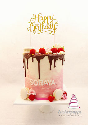 Dripcake mit Erdbeeren und Macarons zum 20. Geburtstag von Soraya