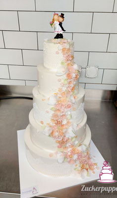 Blütenfluss in Apricot, Lachsrosa und Hellgrün zur Hochzeit von Silvia und Toni