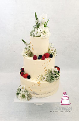 Seminaked - Cake mit Frischen Beeren, Blüten und Blattgold zur Hochzeit von Angela und Simon