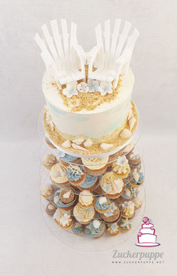 Cupcake-Tower zum Thema Strand, Sand und Meer mit Strandstuhltopper als Brautpaar zur Hochzeit von Angela und Joel